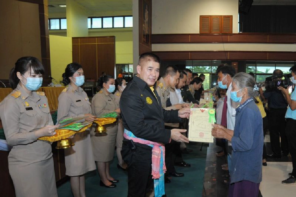 “ธรรมนัส”ติดตามสถานการณ์น้ำ แจกที่ ส.ป.ก. “หนองบัวลำพู”150 ราย