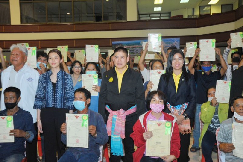 “ธรรมนัส”ติดตามสถานการณ์น้ำ แจกที่ ส.ป.ก. “หนองบัวลำพู”150 ราย