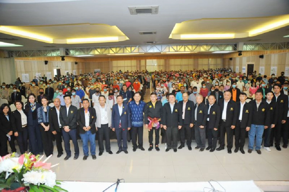 “ธรรมนัส”ติดตามสถานการณ์น้ำ แจกที่ ส.ป.ก. “หนองบัวลำพู”150 ราย