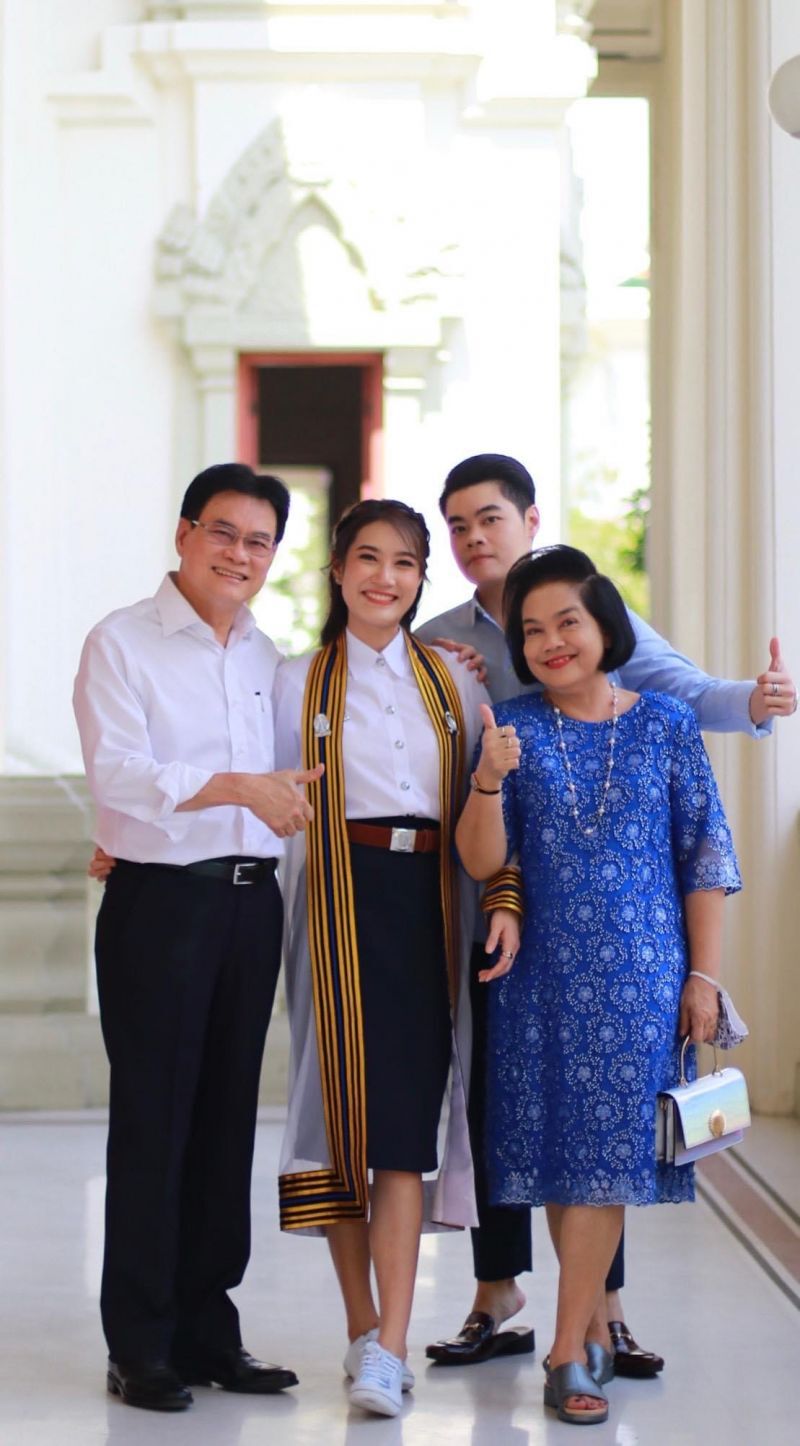 “จุรินทร์”ภูมิใจลูกสาวรับปริญญาบัตรจากพระหัตถ์สมเด็จพระกนิษฐาธิราชเจ้าฯ