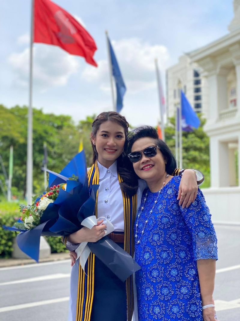 “จุรินทร์”ภูมิใจลูกสาวรับปริญญาบัตรจากพระหัตถ์สมเด็จพระกนิษฐาธิราชเจ้าฯ