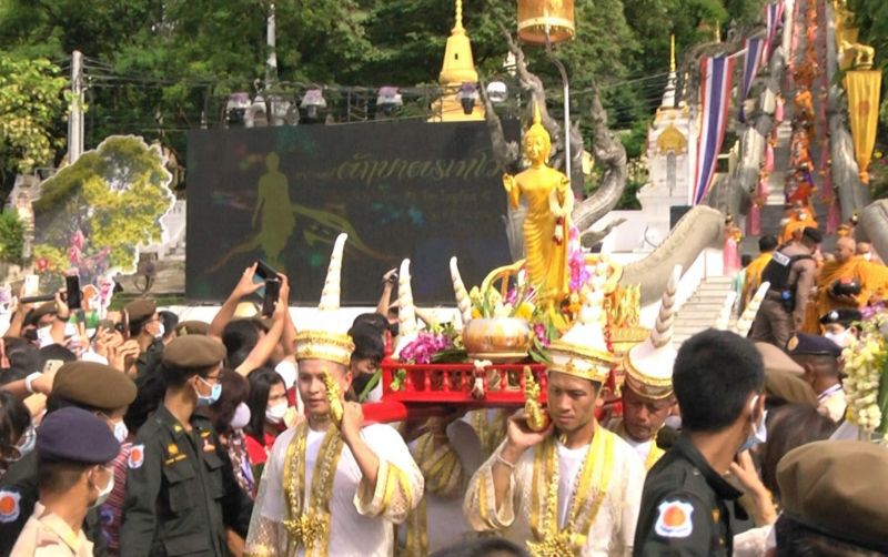 "ตักบาตรเทโว"อุทัยธานี บรรยากาศคึกคัก