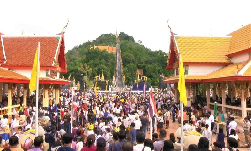 "ตักบาตรเทโว"อุทัยธานี บรรยากาศคึกคัก