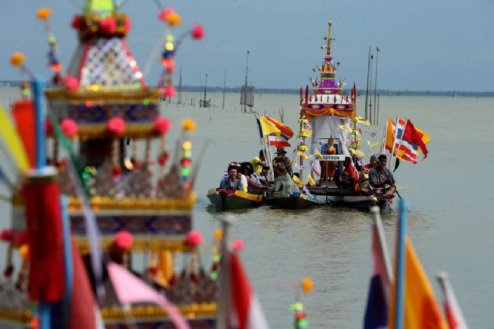 ประมวลภาพ ลากพระทางน้ำ "วันออกพรรษา" สืบสานประเพณีลุ่มน้ำทะเลสาบสงขลา 