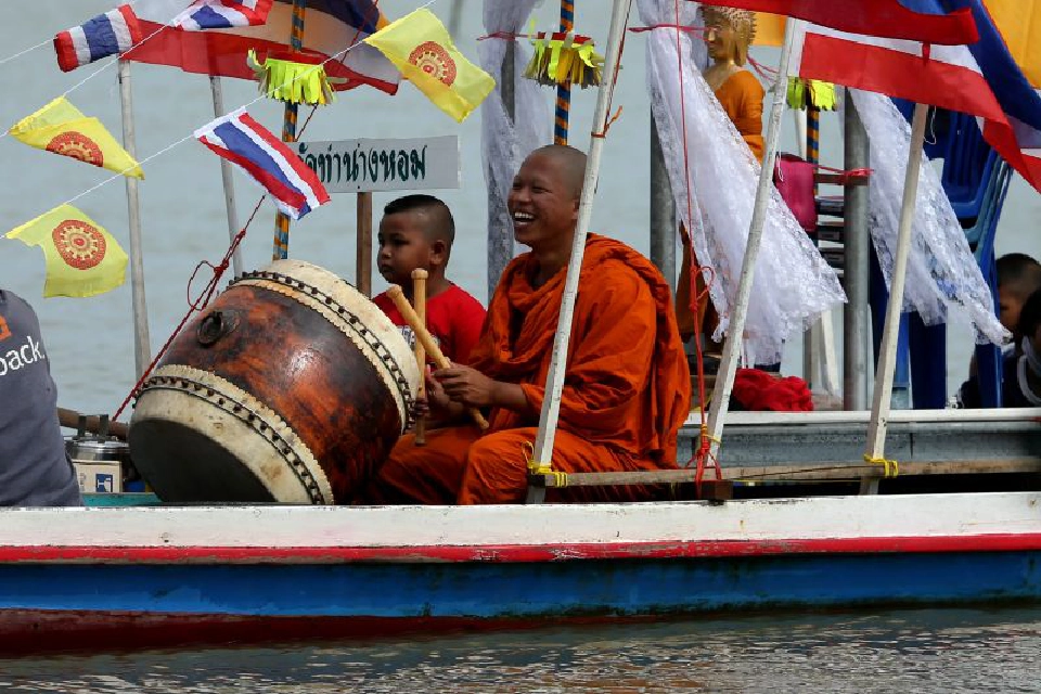 ประมวลภาพ ลากพระทางน้ำ "วันออกพรรษา" สืบสานประเพณีลุ่มน้ำทะเลสาบสงขลา 