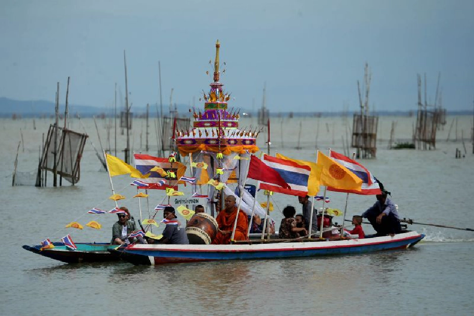 ประมวลภาพ ลากพระทางน้ำ "วันออกพรรษา" สืบสานประเพณีลุ่มน้ำทะเลสาบสงขลา 