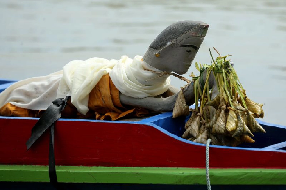 ประมวลภาพ ลากพระทางน้ำ "วันออกพรรษา" สืบสานประเพณีลุ่มน้ำทะเลสาบสงขลา 