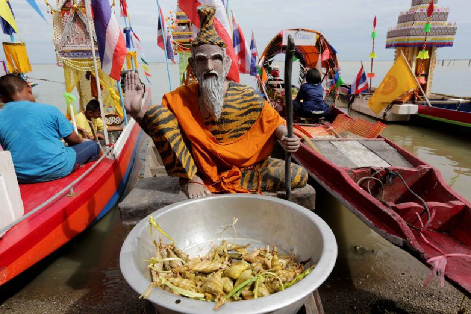 ประมวลภาพ ลากพระทางน้ำ "วันออกพรรษา" สืบสานประเพณีลุ่มน้ำทะเลสาบสงขลา 