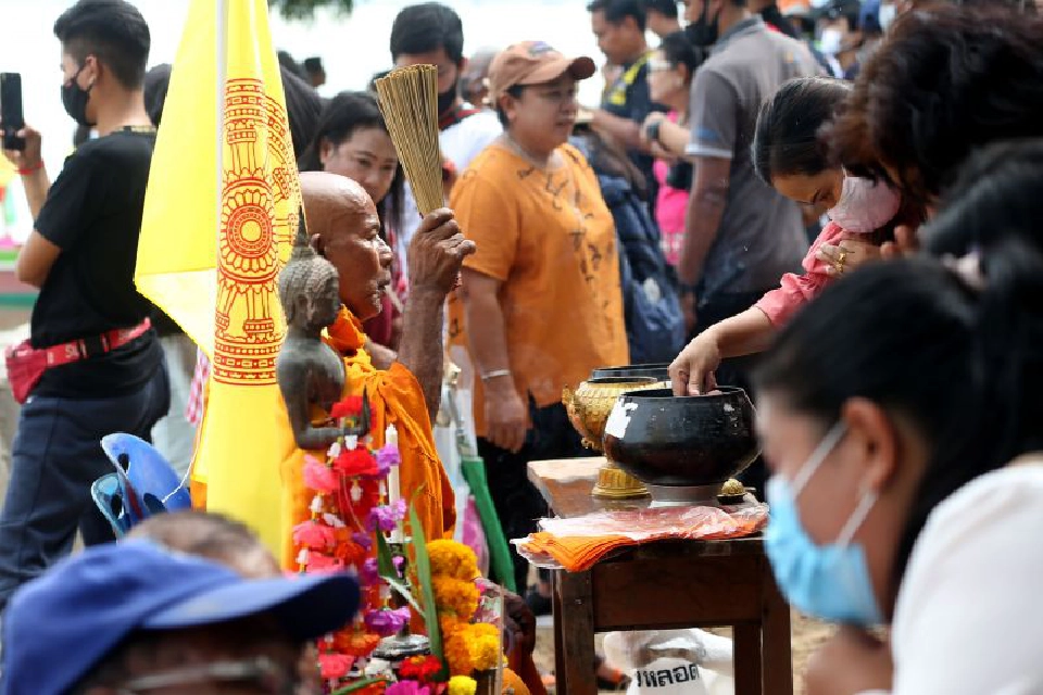 ประมวลภาพ ลากพระทางน้ำ "วันออกพรรษา" สืบสานประเพณีลุ่มน้ำทะเลสาบสงขลา 