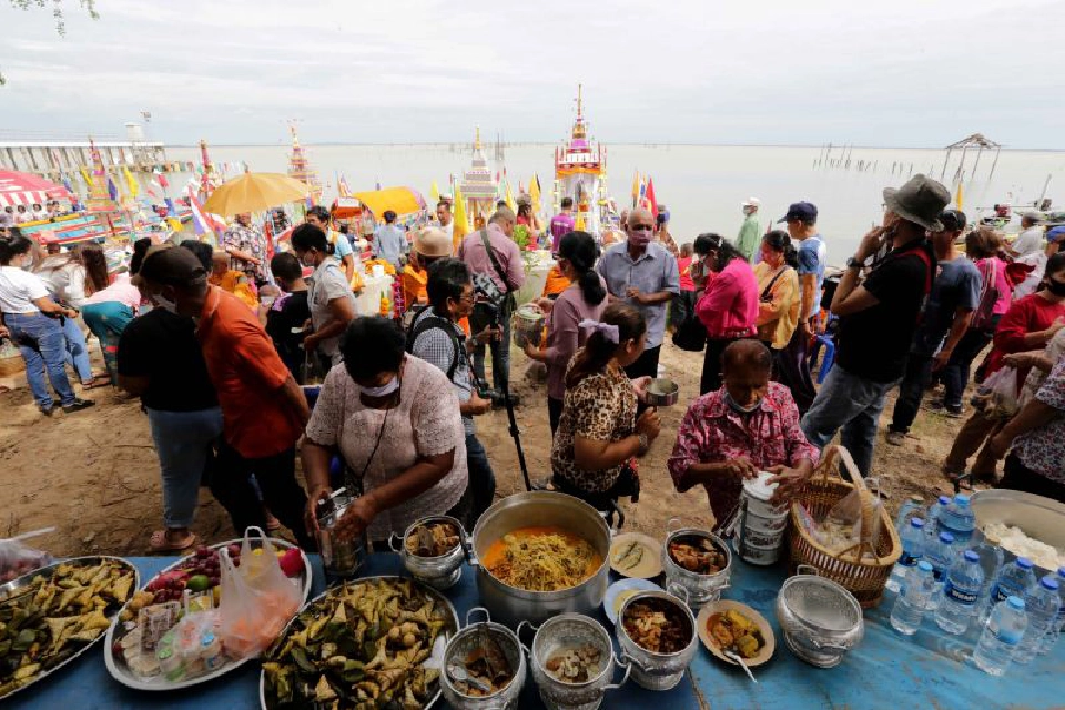 ประมวลภาพ ลากพระทางน้ำ "วันออกพรรษา" สืบสานประเพณีลุ่มน้ำทะเลสาบสงขลา 