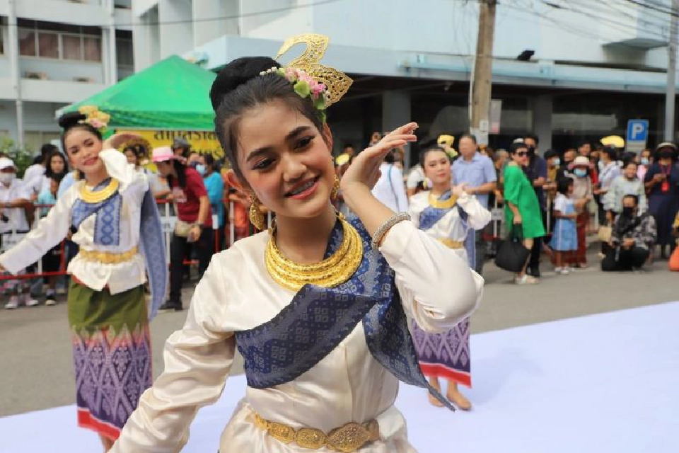 "พุ่มเมือง"มลังเมลืองออกพรรษางาน"ชักพระบ้านดอน"