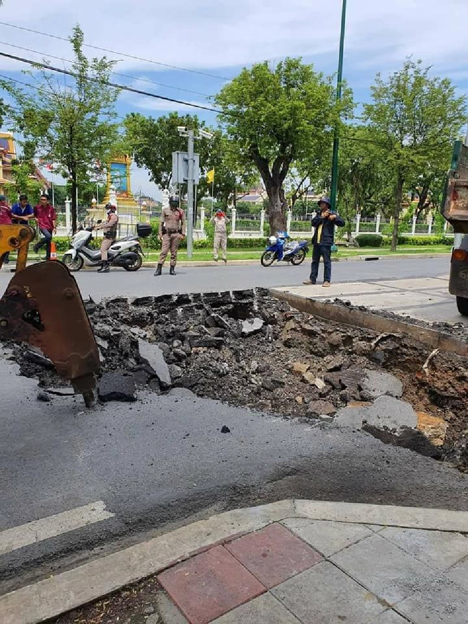 ถนนทรุดตัวบริเวณถนนพระรามที่ 5 ช่วงปากซอยสุจริต 1 ฝั่งตรงข้ามโรงเรียนวชิราวุธวิทยาลัย 