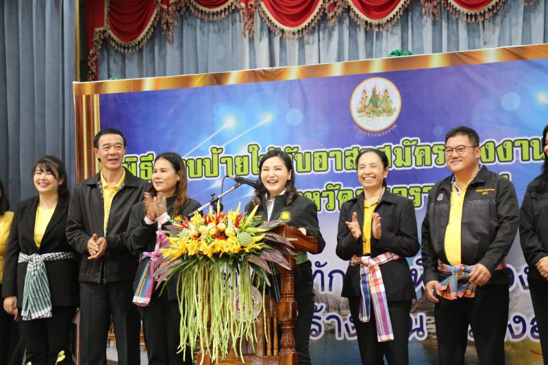 "นฤมล" ควง "ธรรมนัส" เดินสายทัวร์อีสาน เร่งขับเคลื่อนไทยมีงานทำ