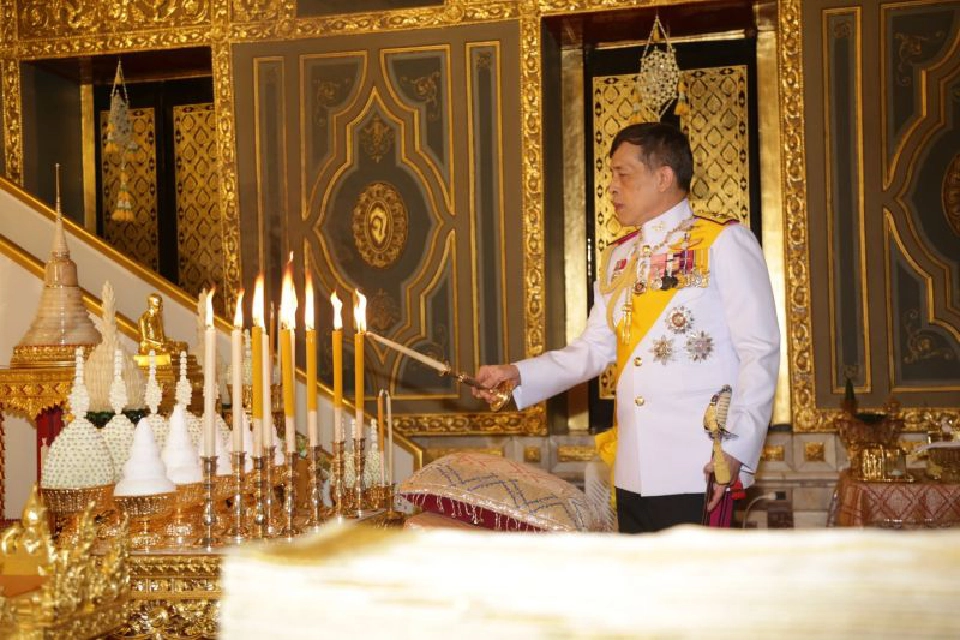 ในหลวง-พระราชินี เสด็จฯ ถวายผ้าพระกฐิน วัดราชบพิธฯ