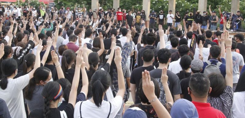 ศรีสุวรรณจี้กระทรวงศึกษาฯทำทัณฑ์บน นักเรียนร่วม "ม็อบ14 ตุลา"