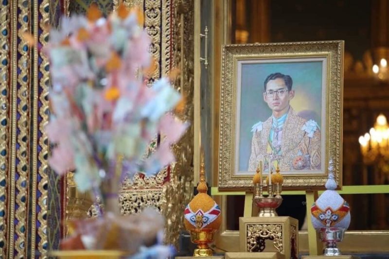 "สมเด็จพระสังฆราช" บำเพ็ญกุศลตักบาตรอุทิศถวายพระราชกุศลแด่ "ในหลวง ร.9"