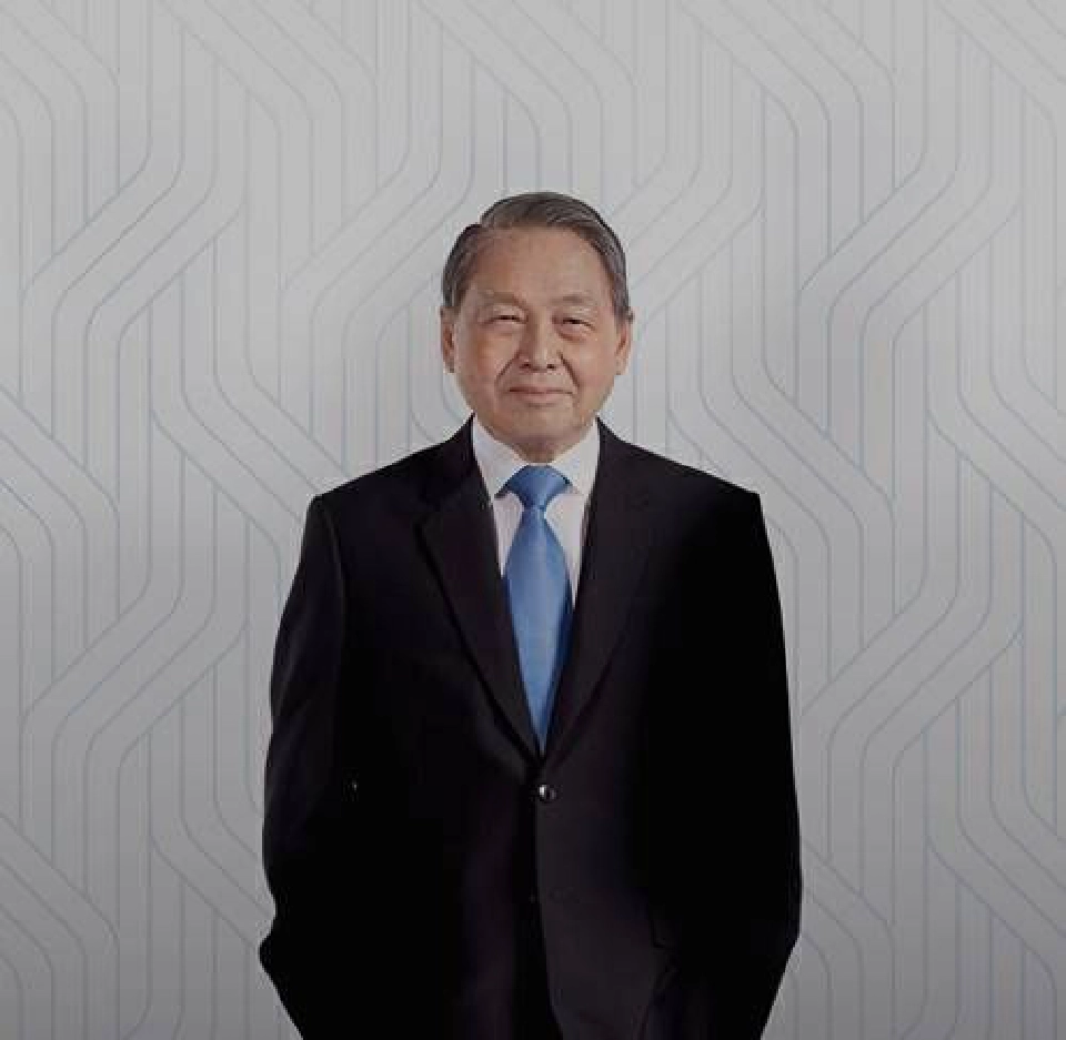 นายเดชา ตุลานันท์ ประธาน​กรรมการ​บริหาร​ธนาคารกรุงเทพ หรือBBL