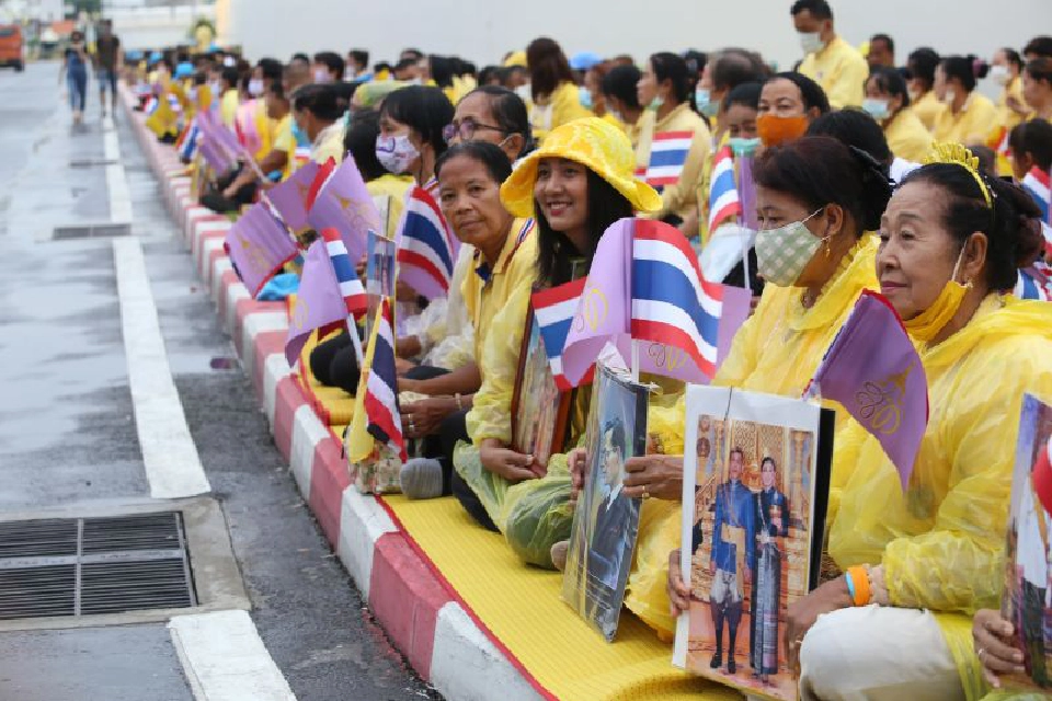 ประชาชนเฝ้ารับเสด็จพระบาทสมเด็จพระเจ้าอยู่หัวฯ