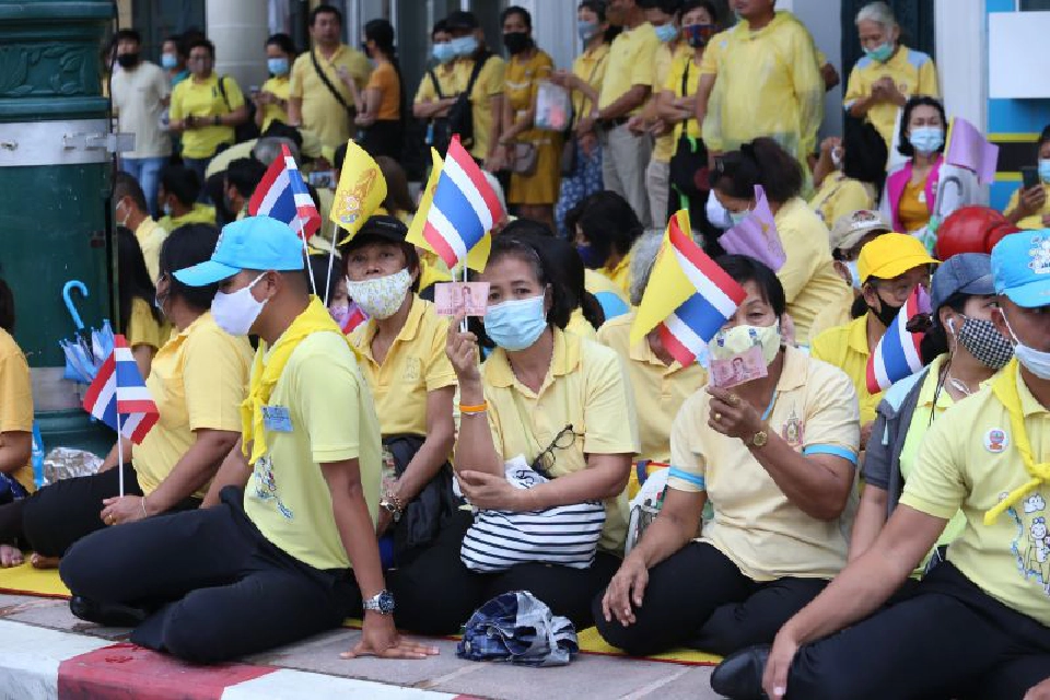ประชาชนเฝ้ารับเสด็จพระบาทสมเด็จพระเจ้าอยู่หัวฯ
