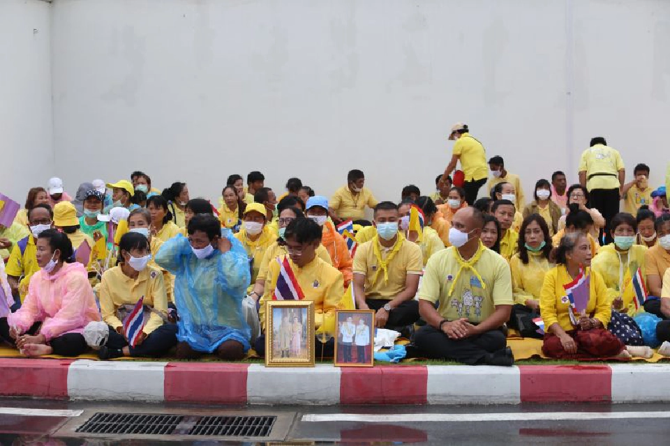 ประชาชนเฝ้ารับเสด็จพระบาทสมเด็จพระเจ้าอยู่หัวฯ