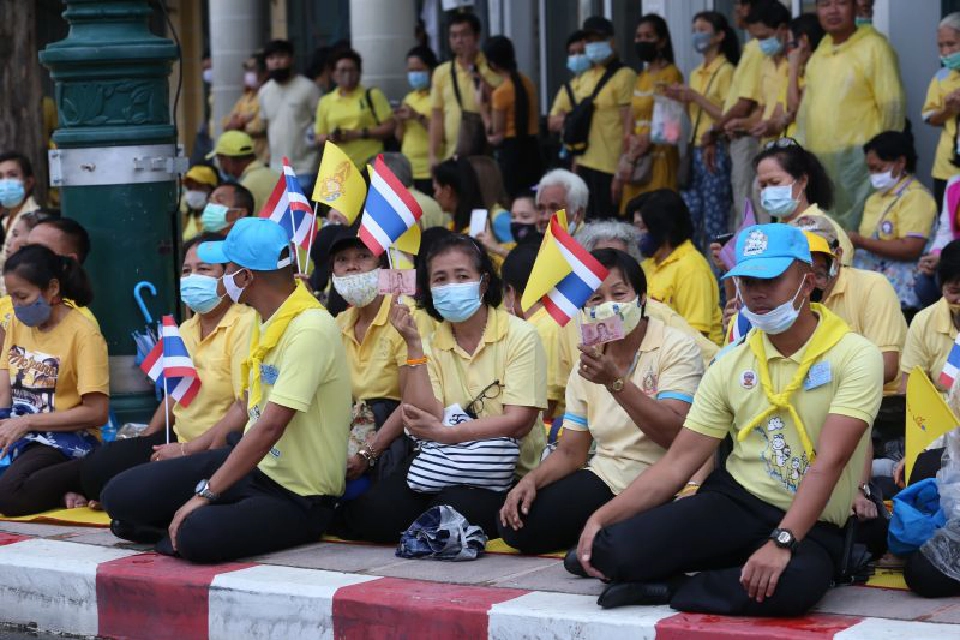 ประชาชนเฝ้ารับเสด็จพระบาทสมเด็จพระเจ้าอยู่หัวฯ