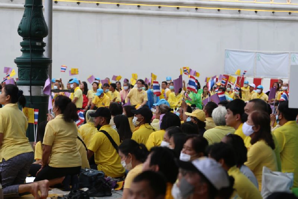 ประชาชนเฝ้ารับเสด็จพระบาทสมเด็จพระเจ้าอยู่หัวฯ