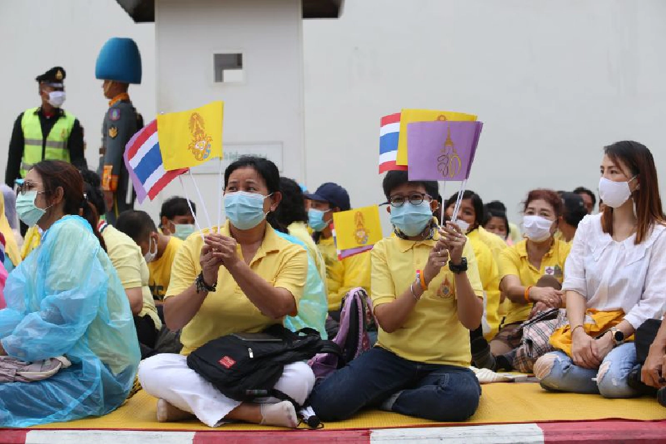 ประชาชนเฝ้ารับเสด็จพระบาทสมเด็จพระเจ้าอยู่หัวฯ