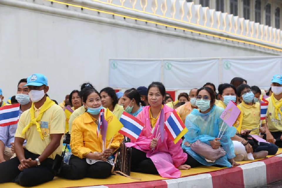 ประชาชนเฝ้ารับเสด็จพระบาทสมเด็จพระเจ้าอยู่หัวฯ