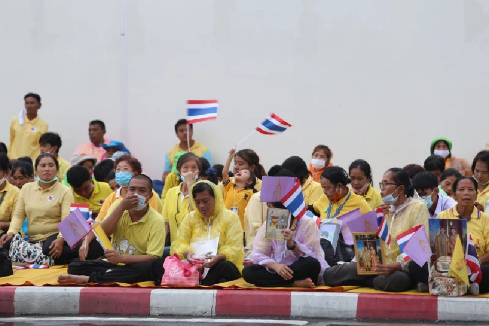 ประชาชนเฝ้ารับเสด็จพระบาทสมเด็จพระเจ้าอยู่หัวฯ