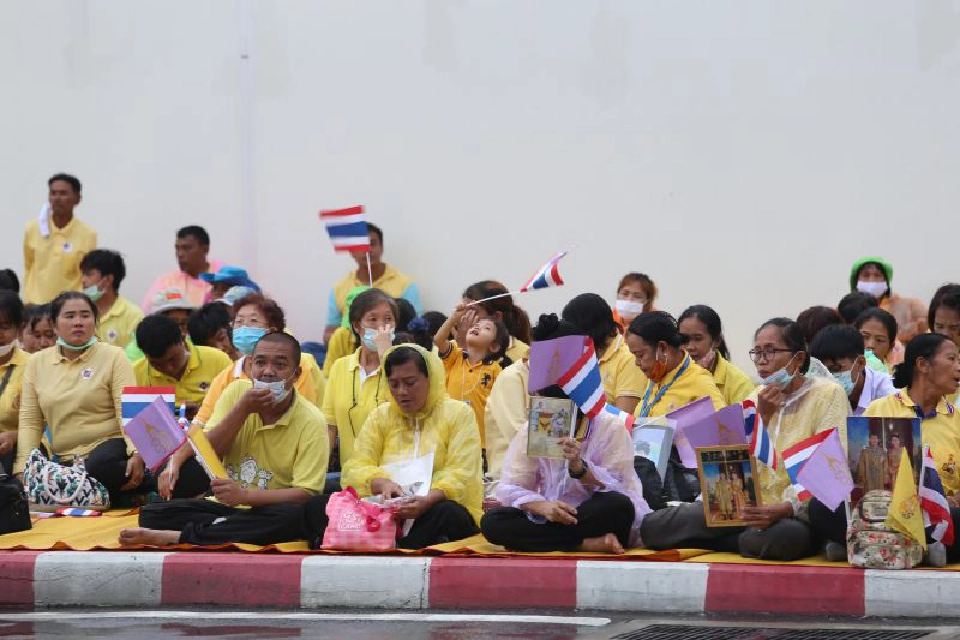 ประชาชนเฝ้ารับเสด็จพระบาทสมเด็จพระเจ้าอยู่หัวฯ