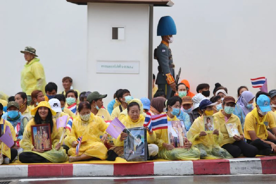 ประชาชนเฝ้ารับเสด็จพระบาทสมเด็จพระเจ้าอยู่หัวฯ