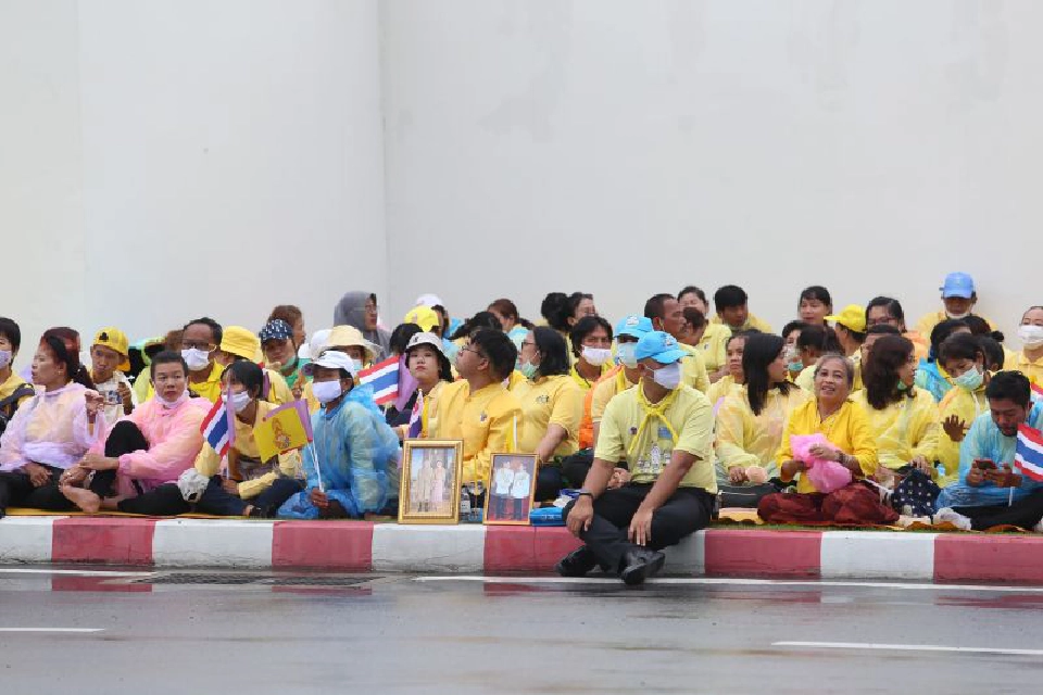 ประชาชนเฝ้ารับเสด็จพระบาทสมเด็จพระเจ้าอยู่หัวฯ