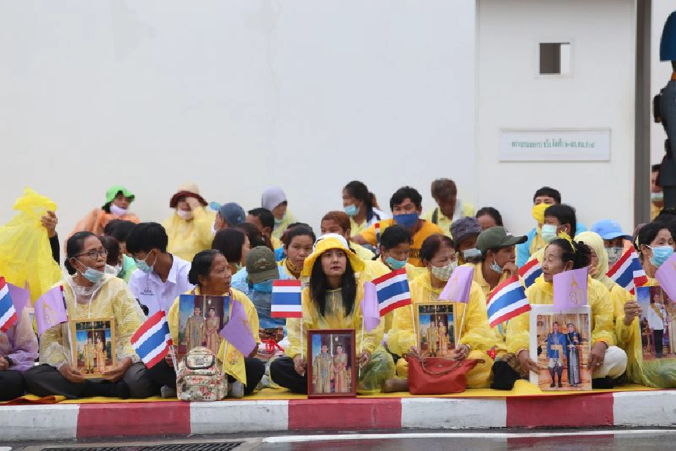 ประชาชนเฝ้ารับเสด็จพระบาทสมเด็จพระเจ้าอยู่หัวฯ