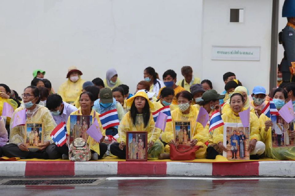 ประชาชนเฝ้ารับเสด็จพระบาทสมเด็จพระเจ้าอยู่หัวฯ