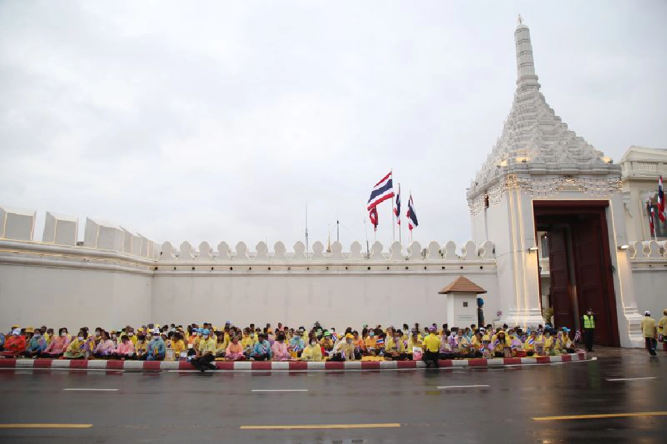 ประชาชนเฝ้ารับเสด็จพระบาทสมเด็จพระเจ้าอยู่หัวฯ