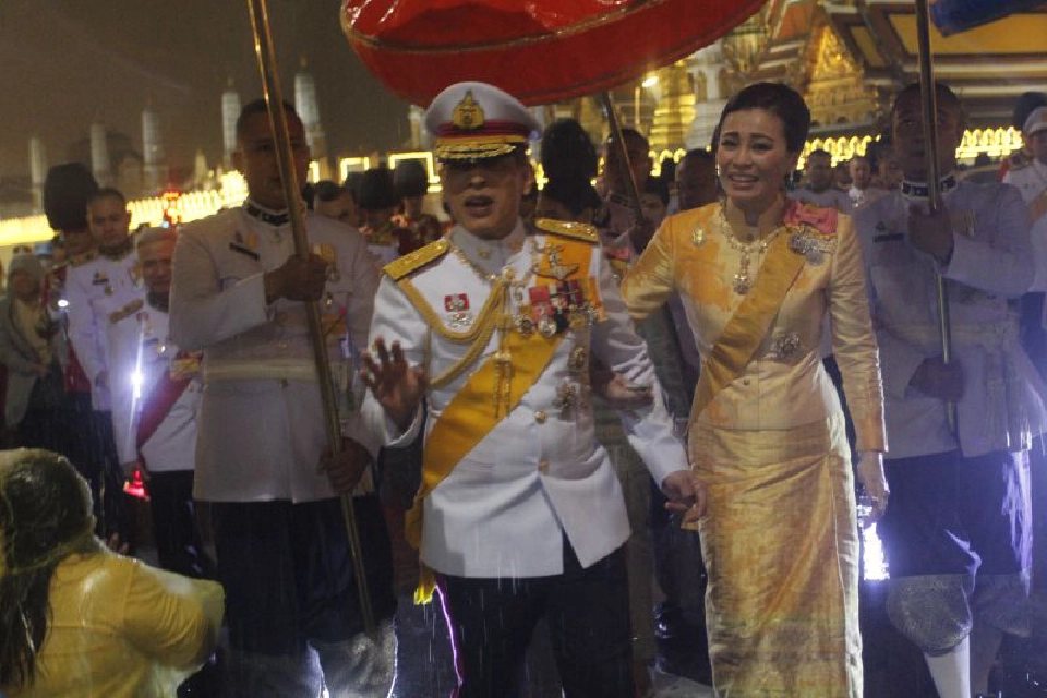 "ในหลวง-พระราชินี" ทรงพระดำเนินเยี่ยมราษฎรที่มาเฝ้ารับเสด็จฯ ณ พระที่นั่งอมรินทรวินิจฉัย