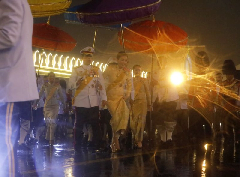 "ในหลวง-พระราชินี" ทรงพระดำเนินเยี่ยมราษฎรที่มาเฝ้ารับเสด็จฯ ณ พระที่นั่งอมรินทรวินิจฉัย