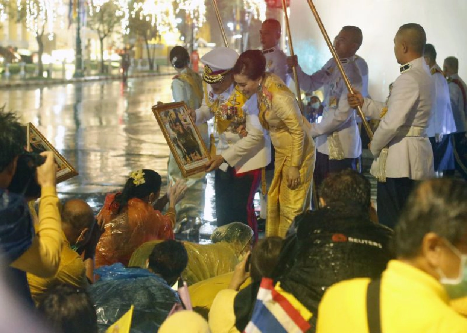 "ในหลวง-พระราชินี" ทรงพระดำเนินเยี่ยมราษฎรที่มาเฝ้ารับเสด็จฯ ณ พระที่นั่งอมรินทรวินิจฉัย