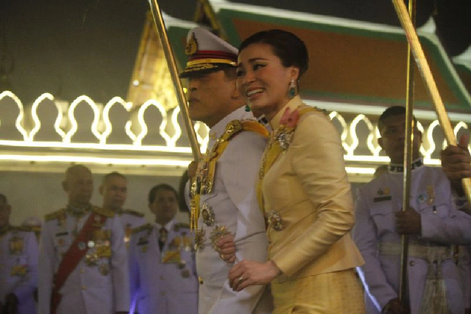 "ในหลวง-พระราชินี" ทรงพระดำเนินเยี่ยมราษฎรที่มาเฝ้ารับเสด็จฯ ณ พระที่นั่งอมรินทรวินิจฉัย