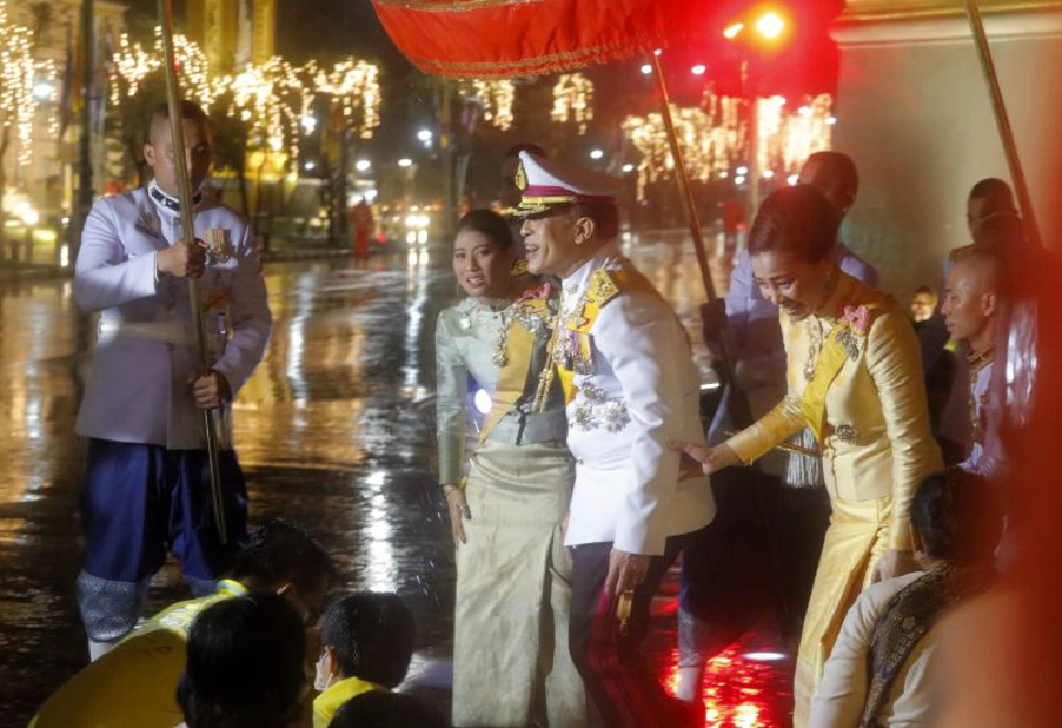 "ในหลวง-พระราชินี" ทรงพระดำเนินเยี่ยมราษฎรที่มาเฝ้ารับเสด็จฯ ณ พระที่นั่งอมรินทรวินิจฉัย