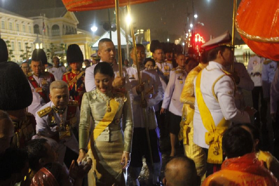 "ในหลวง-พระราชินี" ทรงพระดำเนินเยี่ยมราษฎรที่มาเฝ้ารับเสด็จฯ ณ พระที่นั่งอมรินทรวินิจฉัย