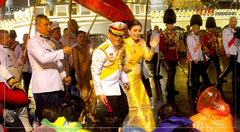 "ในหลวง-พระราชินี" ทรงพระดำเนินเยี่ยมราษฎรที่มาเฝ้ารับเสด็จฯ ณ พระที่นั่งอมรินทรวินิจฉัย "ในหลวง-พระราชินี" ทรงพระดำเนินเยี่ยมราษฎรที่มาเฝ้ารับเสด็จฯ ณ พระที่นั่งอมรินทรวินิจฉัย