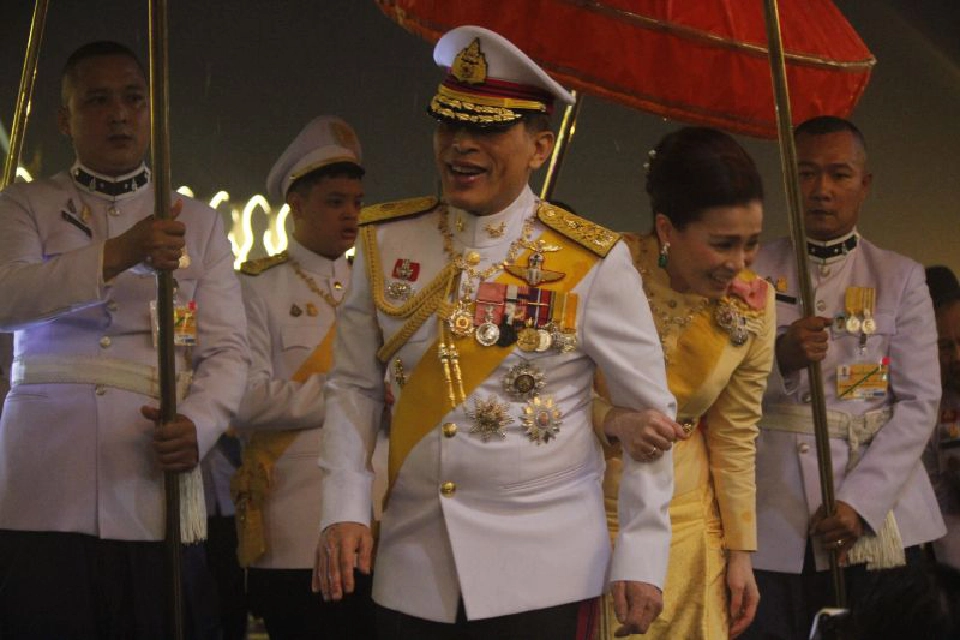 "ในหลวง-พระราชินี" ทรงพระดำเนินเยี่ยมราษฎรที่มาเฝ้ารับเสด็จฯ ณ พระที่นั่งอมรินทรวินิจฉัย