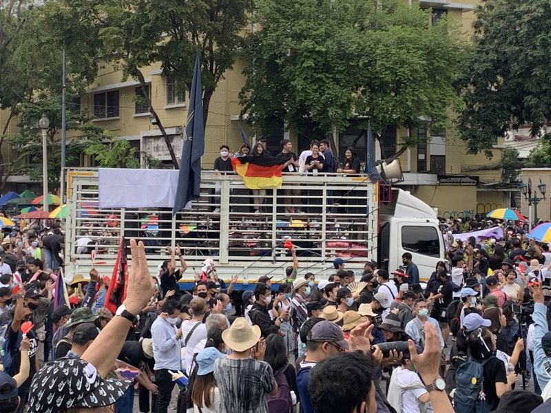 ด่วน "ม็อบ14ตุลา" แกนนำคณะราษฎร เคลื่อนขบวนไปทำเนียบรัฐบาล
