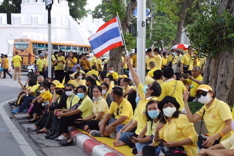 ประมวลภาพ ประชาชน รอเฝ้ารับเสด็จฯ