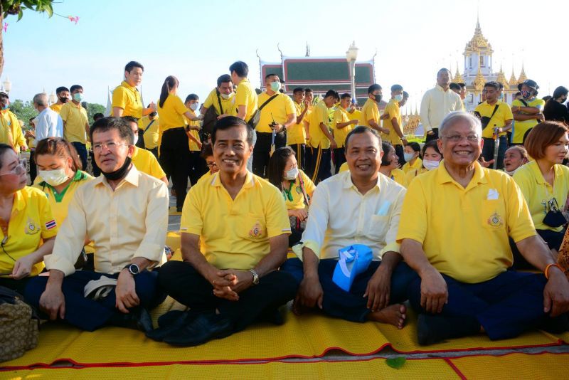 ประมวลภาพ ประชาชน รอเฝ้ารับเสด็จฯ