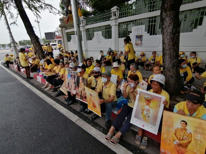 ประมวลภาพ ประชาชน รอเฝ้ารับเสด็จฯ