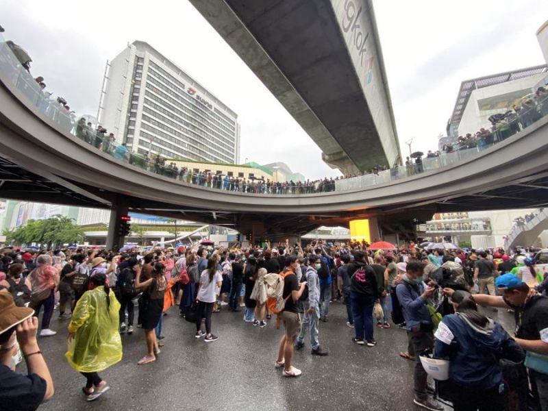 “ม็อบคณะราษฎร”ยึดแยกปทุมวันโจมตีรัฐบาล