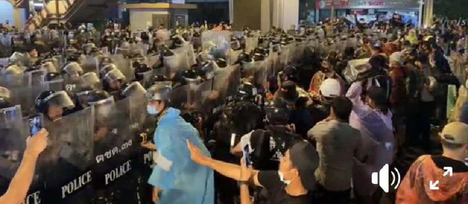  ตำรวจปะทะม็อบสลายการชุมนุมคณะราษฎร63