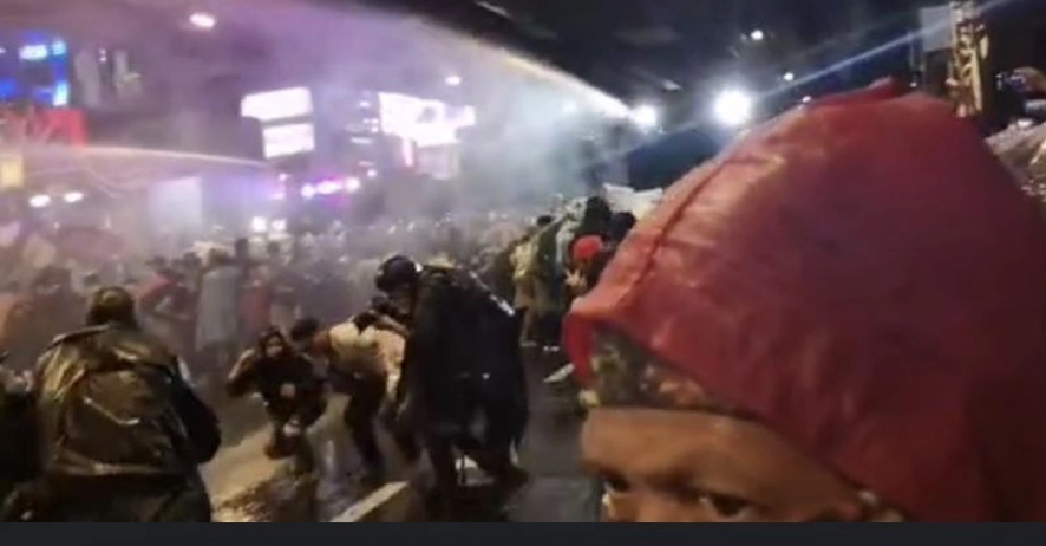  ตำรวจปะทะม็อบสลายการชุมนุมคณะราษฎร63